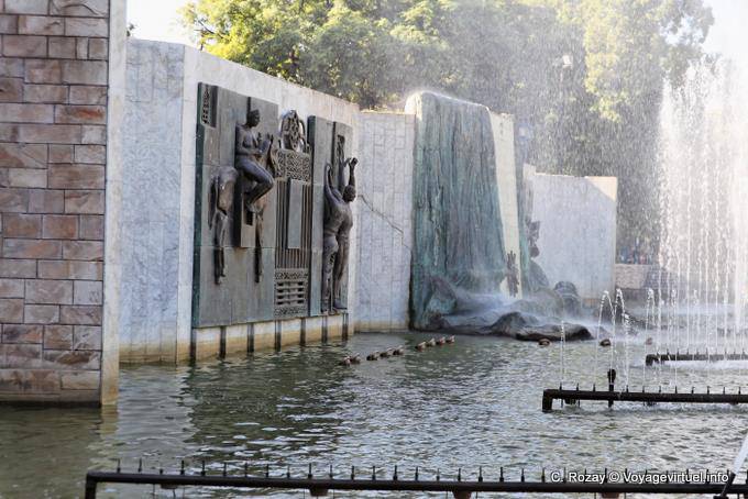 Frise de bronze "La Libertad, esa gesta anónima", par Eliana Molinelli et Laura Valdivieso, Mendoza Plaza Independenzia - Argentine