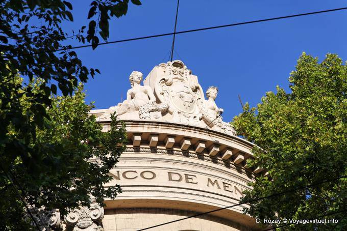 Sculptures sur le haut de Banco de Mendoza, Mendoza Plaza San Martin - Argentine