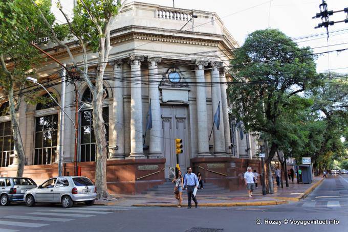 Immeuble à colonnes dans un angle, Mendoza Plaza San Martin - Argentine