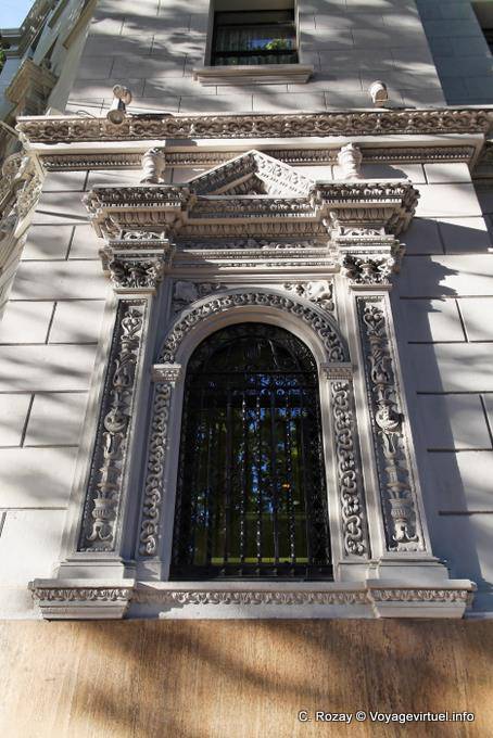 Style architectural néoplateresque très chargé pour cette fenêtre de la Mercantil Andina, Mendoza Plaza San Martin - Argentine