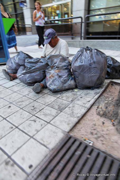 Pauvreté triant les poubelles pour récupèrer, Mendoza Plaza San Martin - Argentine