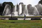 Fontaine et jets d'eau, Plaza Independenzia, Mendoza, Argentine.