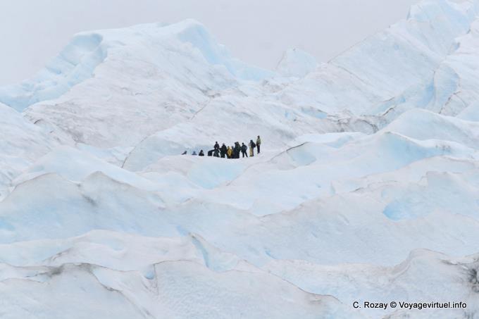 Groupe de touristes en mini-trekking, glacier Perito Moreno, El Calafate - Argentine