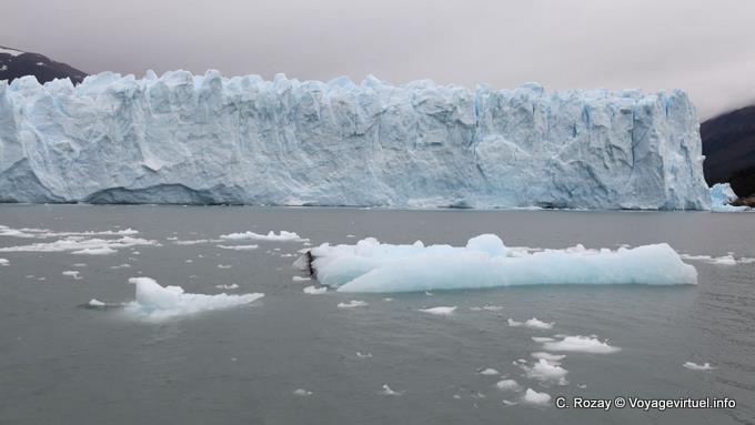 Mini icebergs flottants, glacier Perito Moreno, El Calafate - Argentine