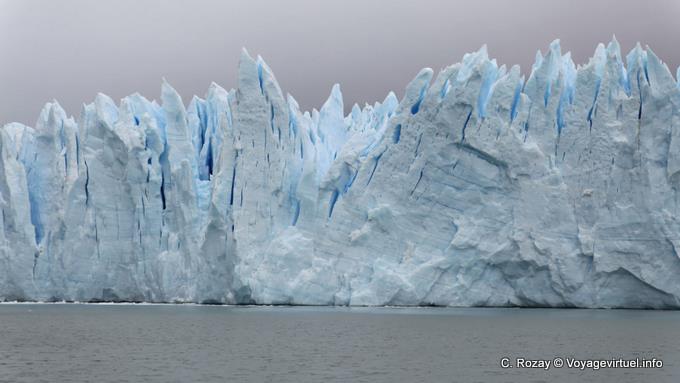 Paysage de pics bleus glaciaires, glacier Perito Moreno, El Calafate - Argentine