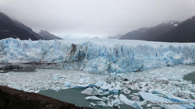 Restes d'effondrement côté sud vers la jonction avec la penínsule Magallanes, glacier Perito Moreno, El Calafate - Argentine