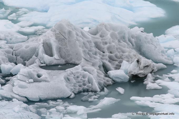 Formes particulières d'un petit iceberg, glacier Perito Moreno, El Calafate - Argentine