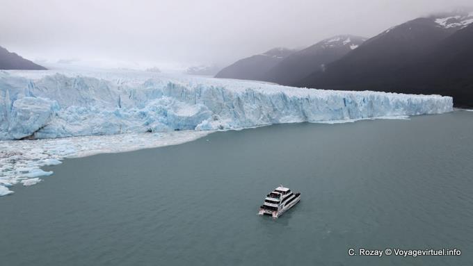Bateau devant les falaises de glace côté sud, glacier Perito Moreno, El Calafate - Argentine