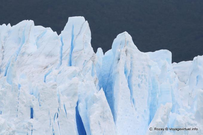 Gros-plan sur le haut de la falaise glaciaire, glacier Perito Moreno, El Calafate - Argentine