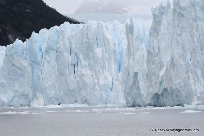 Un des sites touristiques majeurs du sud de la Patagonie, glacier Perito Moreno, El Calafate - Argentine