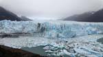 Restes d'effondrement côté sud vers la jonction avec la penínsule Magallanes, glacier Perito Moreno, El Calafate, Argentine.