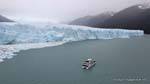 Bateau devant les falaises de glace côté sud, glacier Perito Moreno, El Calafate, Argentine.