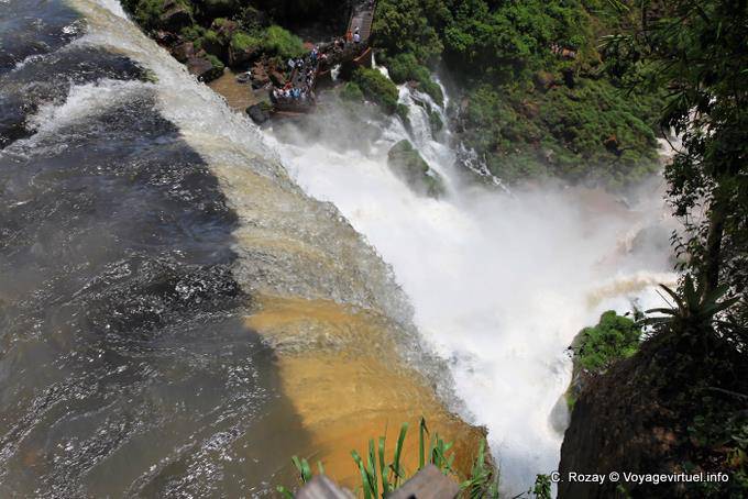 Vue depuis le salto Bossetti sur le circuit inférieur, Chutes d'Iguazú - Argentine