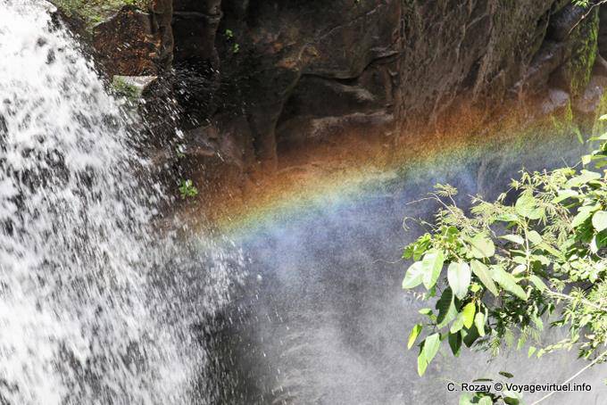 Arc-en-ciel entre les roches, Chutes d'Iguazú - Argentine