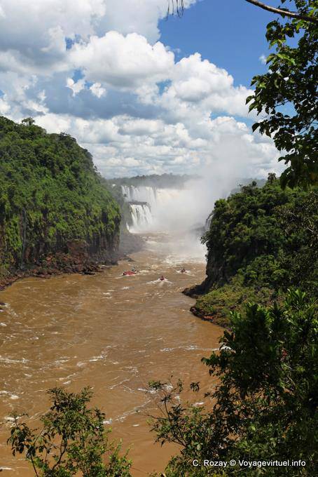 Bateaux à l'assaut dans le rio inféreur, Puerto Iguazu Cataratas - Argentine