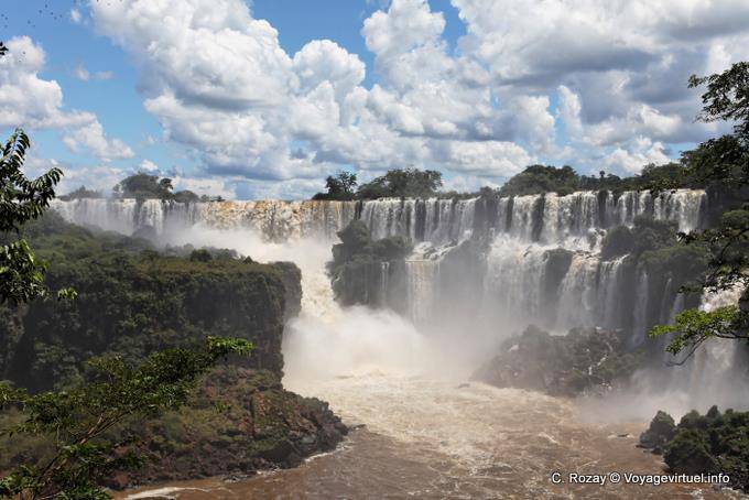 Groupe de cascades à droite de l'Isla San Martin, Chutes d'Iguazú - Argentine