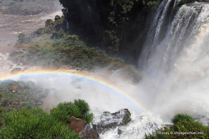 Irisation dans le salto Lanusse, Chutes d'Iguazú - Argentine
