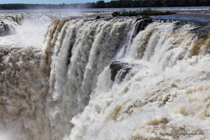 Rio Iguazu supérieur se jetant dans le Salto Belgrano, Puerto Iguazu - Argentine