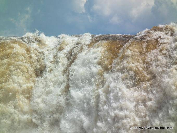 Bouillonnement de l'eau en furie, Chutes d'Iguazú - Argentine