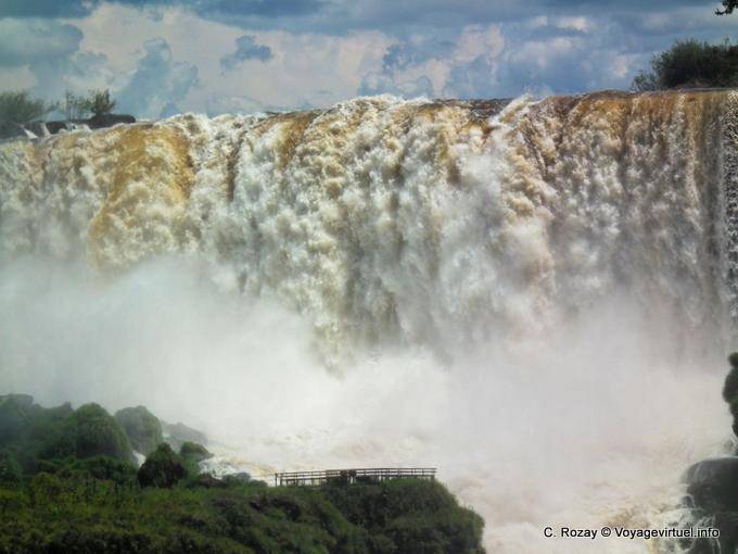 Fracas des chutes découvertes au XVIème siècle par Alvar Nuñez Cabeza de Vaca, Puerto Iguazu - Argentine