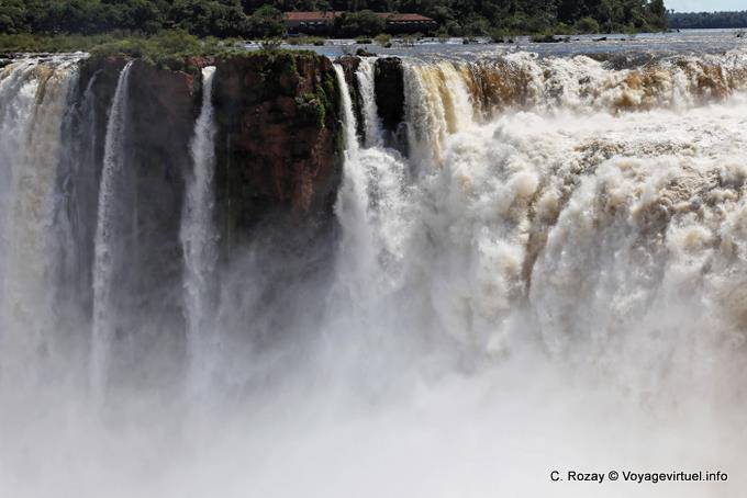 Partie haute des chutes côté brésilien, Puerto Iguazu Cataratas - Argentine