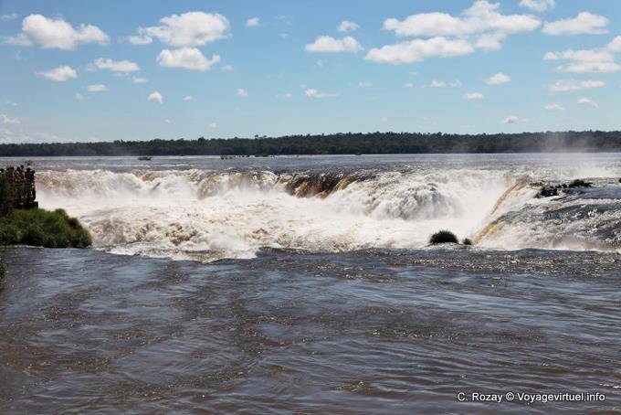 Eau du fleuve entrant dans la gorge du diable, Chutes d'Iguazú - Argentine
