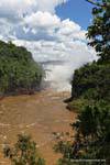 Bateaux à l'assaut dans le rio inféreur, Puerto Iguazu Cataratas, Argentine.