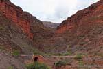Gorge se resserrant sur la boucle sud de Salta, Quebrada de las Conchas, Argentine.