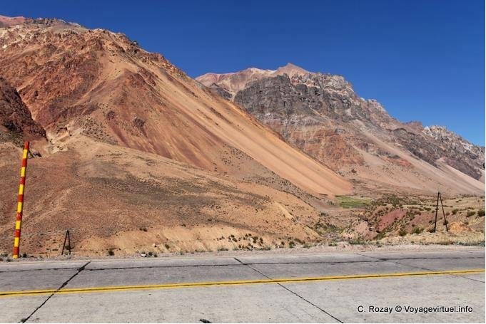 Bâton de neige et montagnes, Ruta 7 de Mendoza au Chili - Argentine