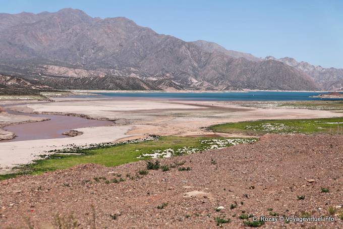 Le rio Mendoza se jetant dans l'embalse, Ruta 7, Lago Potrerillos - Argentine