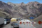 Travaux et le flot de camions, route Argentine-Chili après la frontière, Argentine.