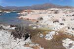 Rive du lac artificiel, Ruta 7, Lago Potrerillos, Argentine.