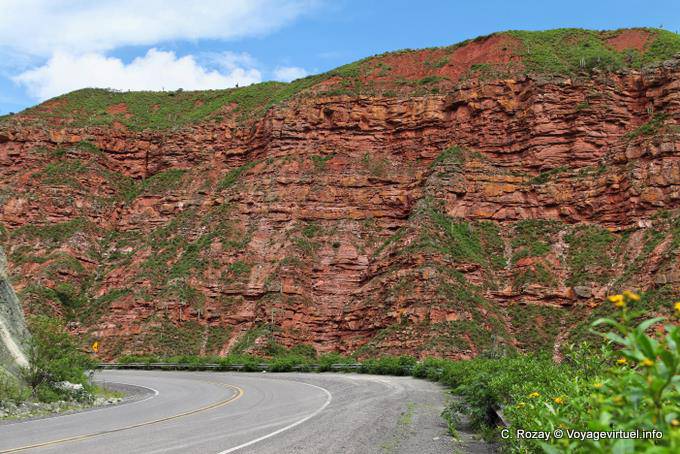 Virage entre roches rouges, Quebrada de Escoipe avant El Carril - Argentine