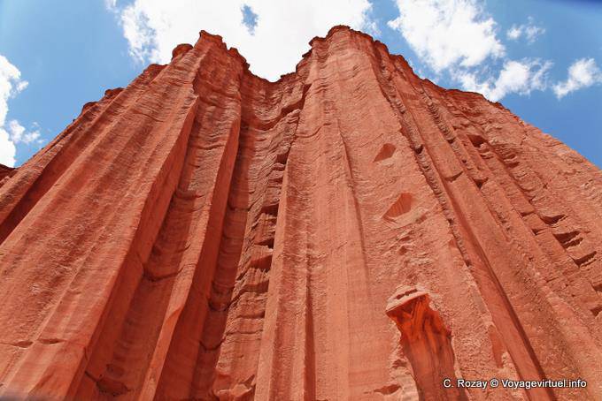 Paroi spectaculaire de la catedral vue au pied, Talampaya - Argentine