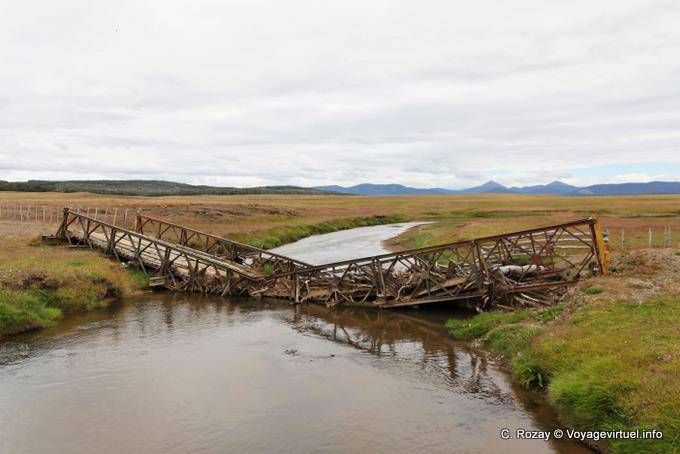 Olvido, pont cassé aux environs du lac Chepelmuth, Ushuaia - Argentine