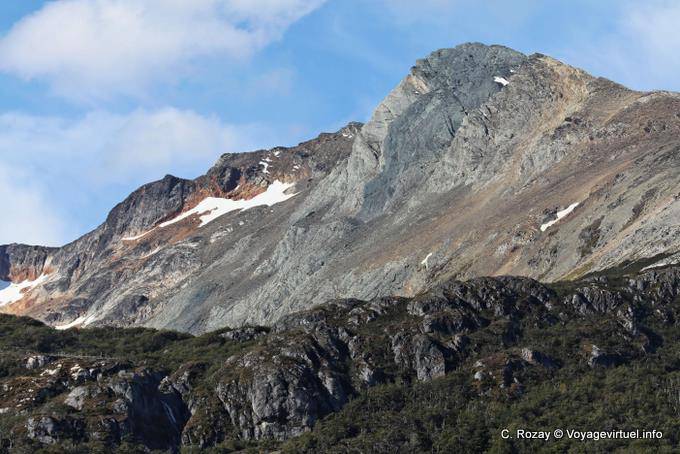 Chaine de montagnes patagoniennes vues depuis la vallée Carbajal, Ushuaia - Argentine