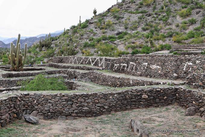 Murs sur les contreforts du mont Cerro Alto del Rey, ruines de Quilmes - Argentine