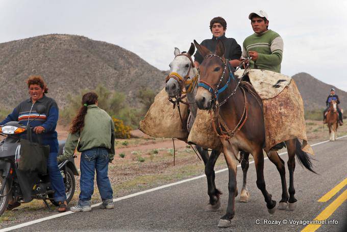 Visages de locaux dans une procession à chaval, Ruta 40 après Chilecito - Argentine