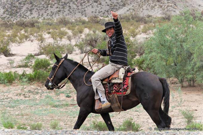 Salut du jeune gaucho, Ruta 40 après Chilecito - Argentine