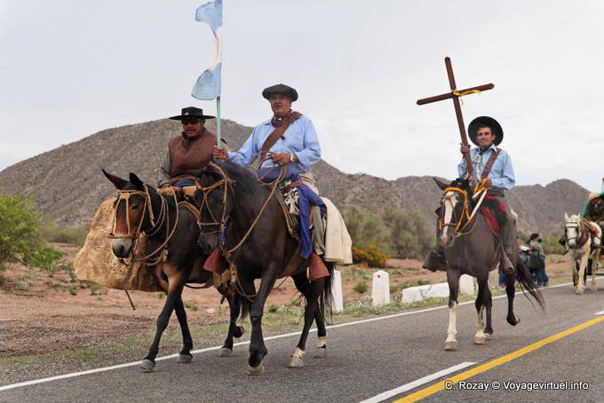 Ruta 40 après Chilecito, procession de cavaliers - Argentine