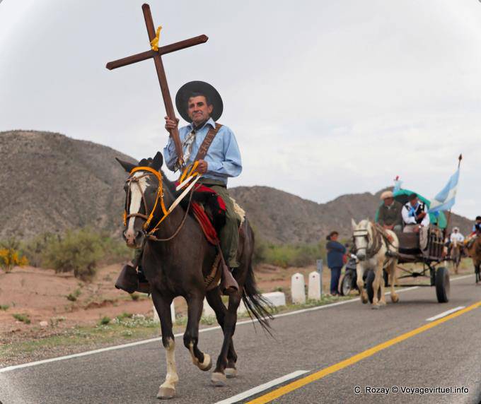 Cavalier à la croix, Ruta 40 après Chilecito, procession cavalière - Argentine