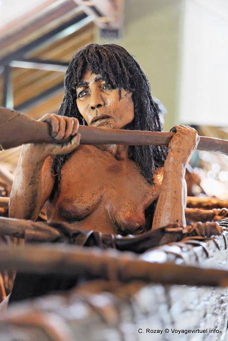 Reproduction d'indienne tehuelche en train de ramer, Parque Nacional Tierra del Fuego, Ushuaia - Argentine