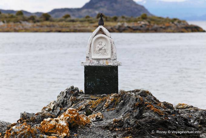 Borne religieuse avec vierge, Bahia Lapataia, parque nacional Tierra del Fuego, Ushuaia - Argentine