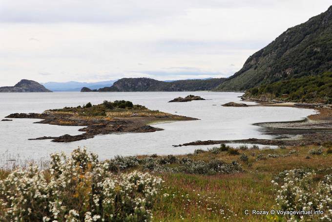 Ancien nunatak, l'Isla Redonda avec la canal de Beagle au fond, Ushuaia Parc National Tierra del Fuego Baia Lapataia - Argentine