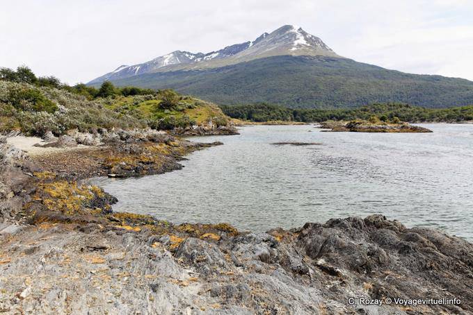 Rive et vue sur mont Cóndor, Bahia Lapataia, parque nacional Tierra del Fuego, Ushuaia - Argentine