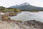 Rive et vue sur mont Cóndor, Bahia Lapataia, parque nacional Tierra del Fuego, Ushuaia, Argentine.