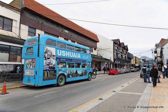 Bus dans la rue San Martin, Ushuaia - Argentine