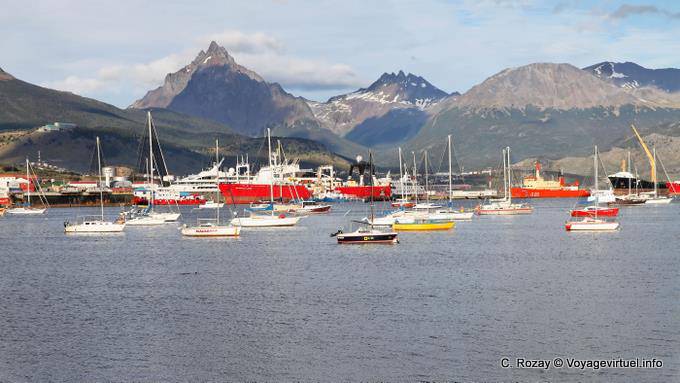 Bateaux sous montagnes, Ushuaia - Argentine
