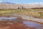 Paysage contrasté entre la vallée du río Calchaquí et les sierras, vallée Calchaquies, Ruta 40, Argentine.