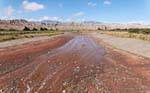 le río Calchaquí en période d'étiage depuis un pont près de San Carlos, vallée Calchaquies, Ruta 40, Argentine.